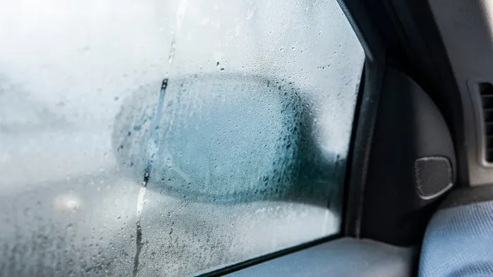 Кращі методи проти запотівання вікон авто